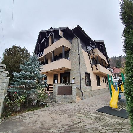 Pensiunea Public House Буштені Екстер'єр фото