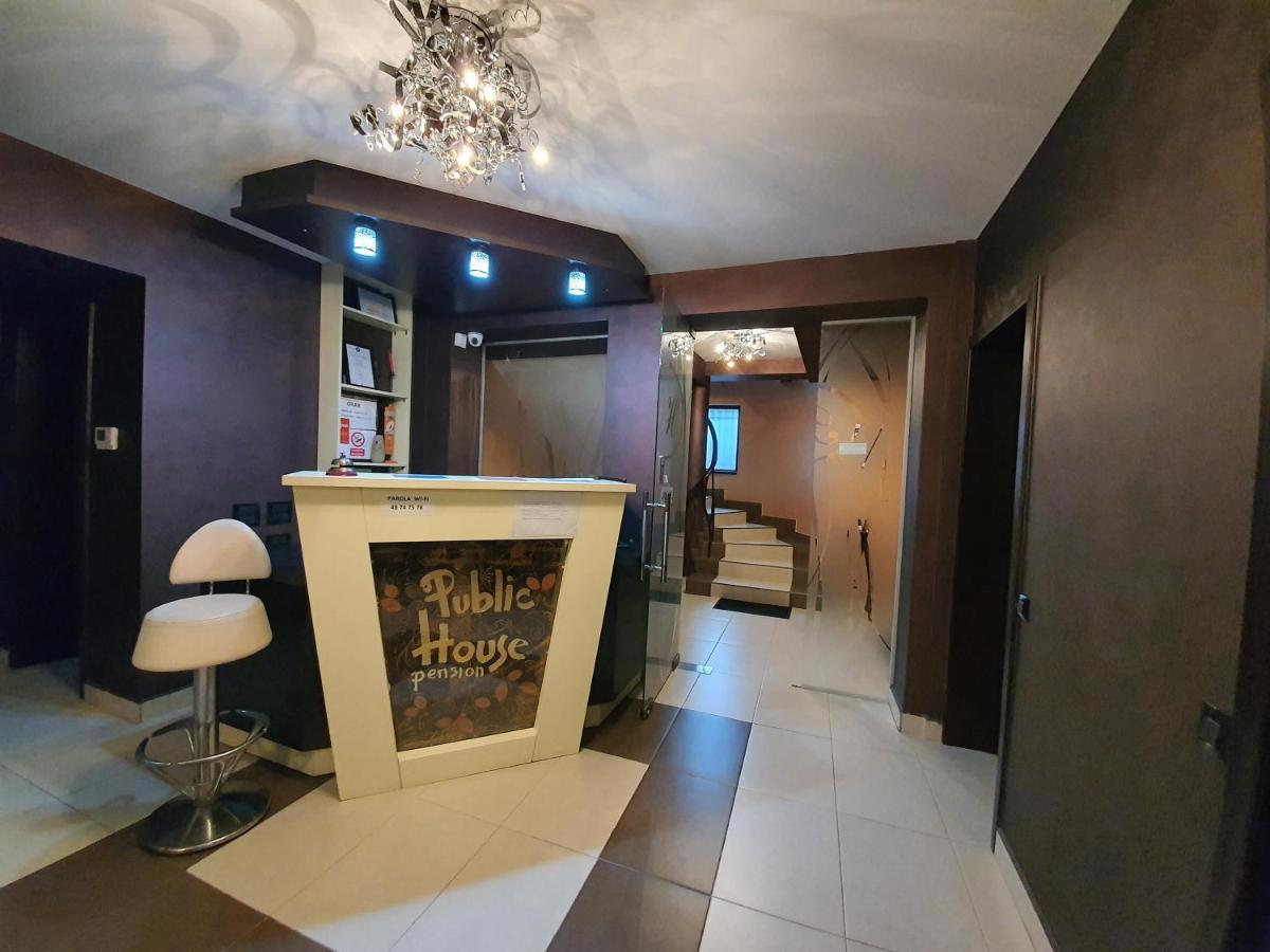 Pensiunea Public House Буштені Екстер'єр фото