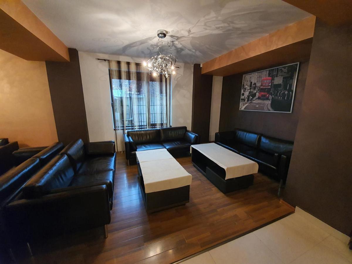 Pensiunea Public House Буштені Екстер'єр фото