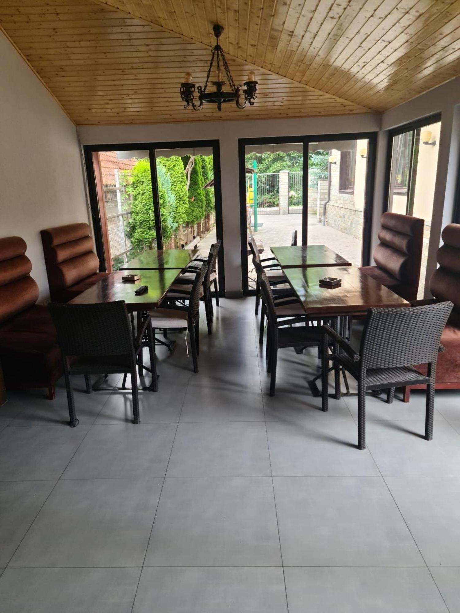 Pensiunea Public House Буштені Екстер'єр фото