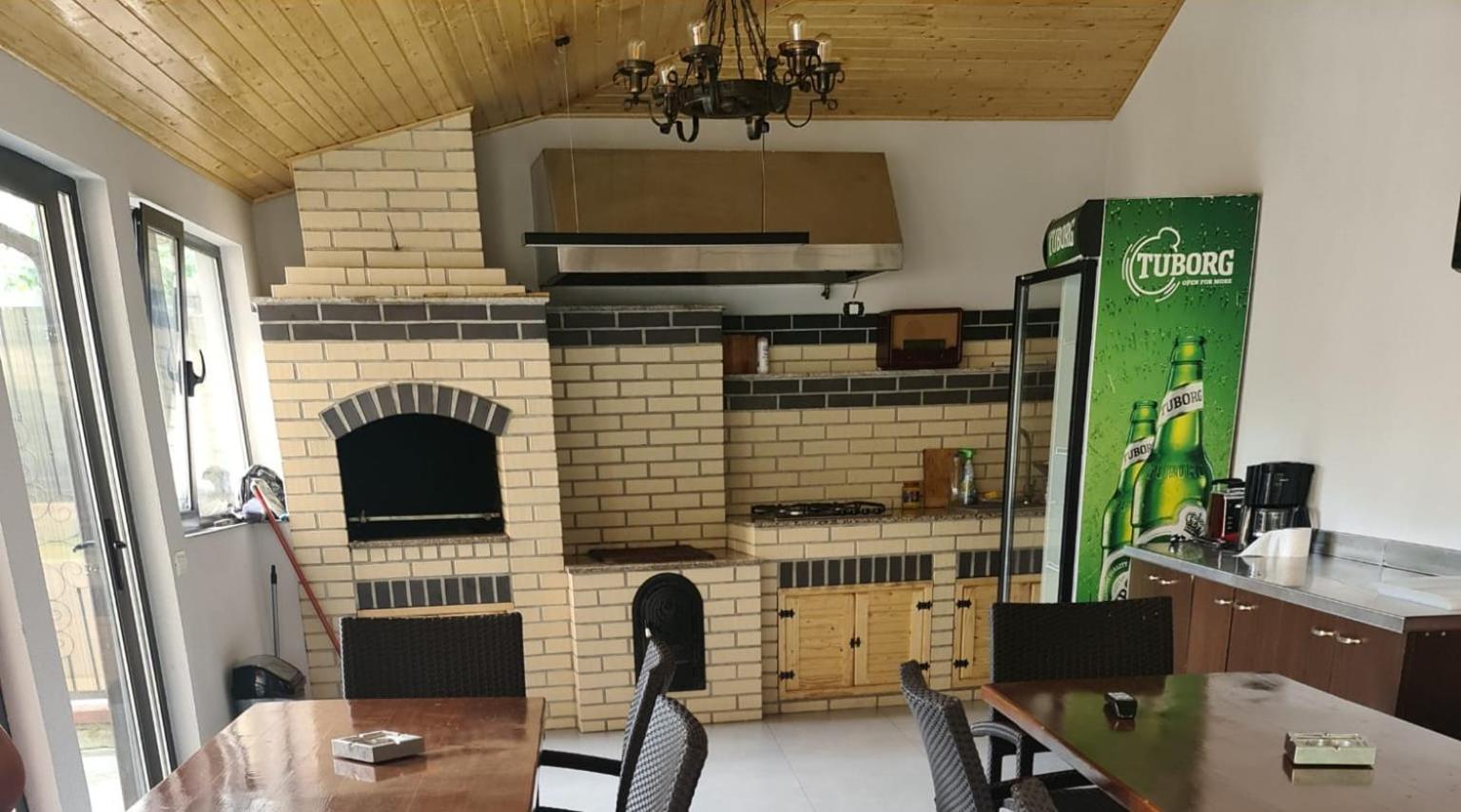 Pensiunea Public House Буштені Екстер'єр фото