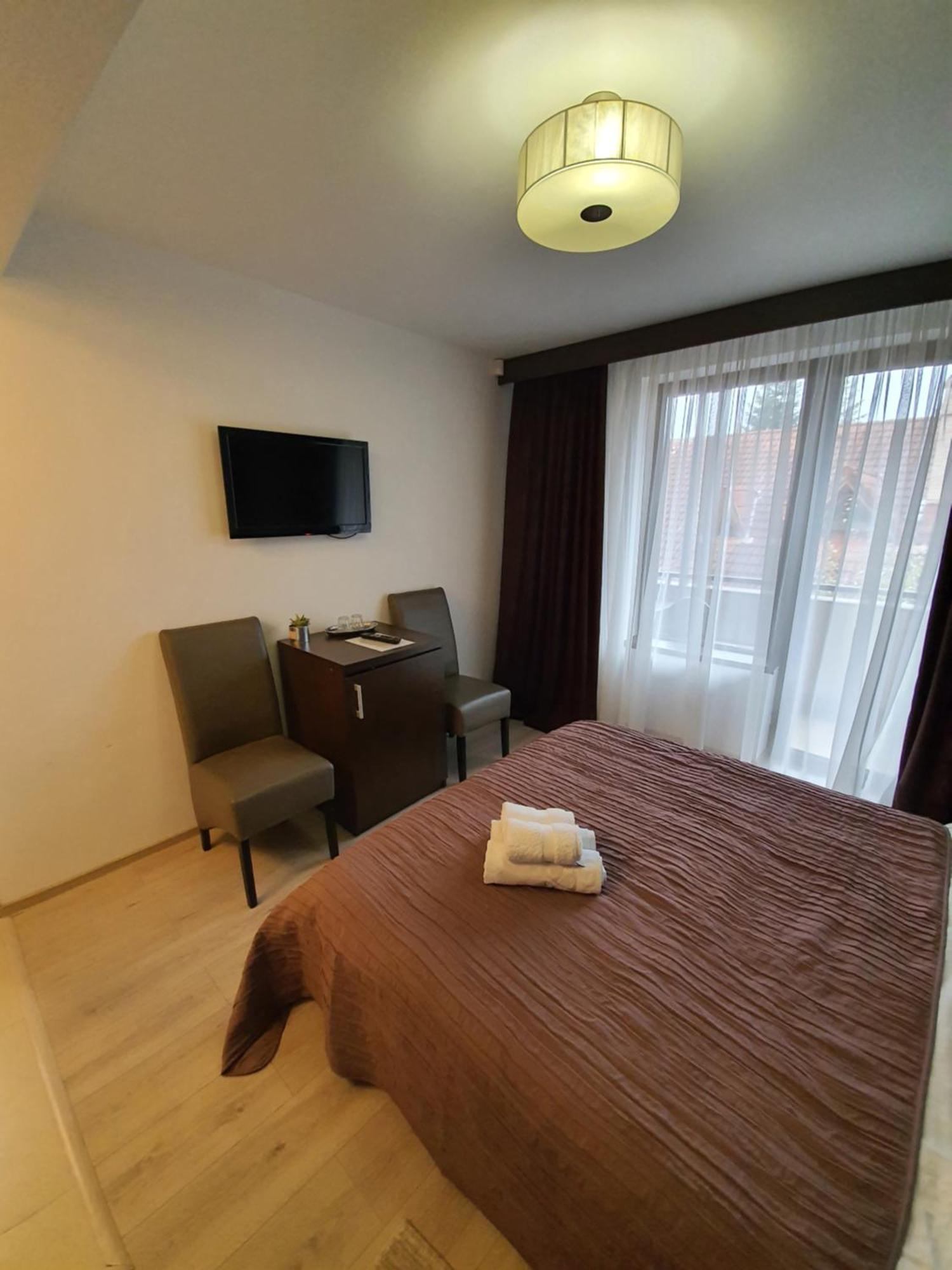Pensiunea Public House Буштені Номер фото